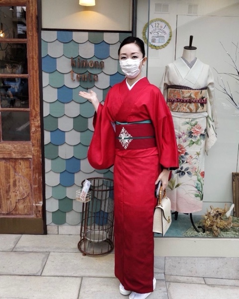 赤の暈し色無地着物でクリスマスコーディネート – 奈良県香芝市の着物